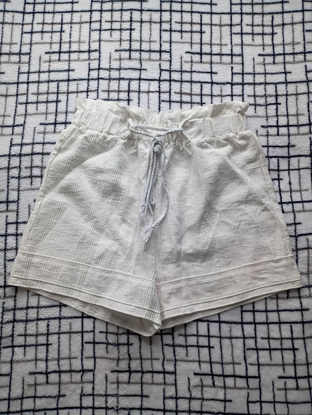 Women’s White Drawstring Cotton Blend Shorts SIZE UNKNOWN (Probably a Small)